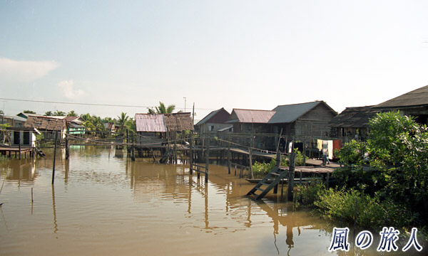 マレーシア　ボルネオ島　サラワク州　ムカー　伝統的な水上集落の写真