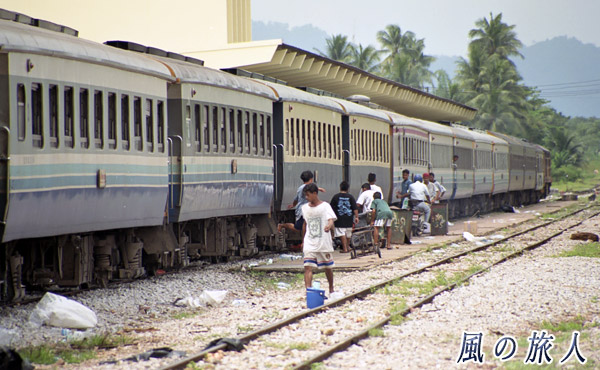 タイ　スンガイコロク　怪しい作業をする人たちの写真