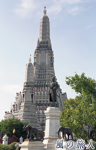 ラーマ2世のモニュメントと暁の寺院の写真