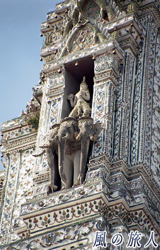 暁の寺院　3つの頭を持つ象「エラワン」に乗ったインドラ神の像の写真