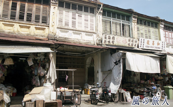 マレーシア　ペナン島　ジョージタウンの中国語の看板が並ぶ商店の写真