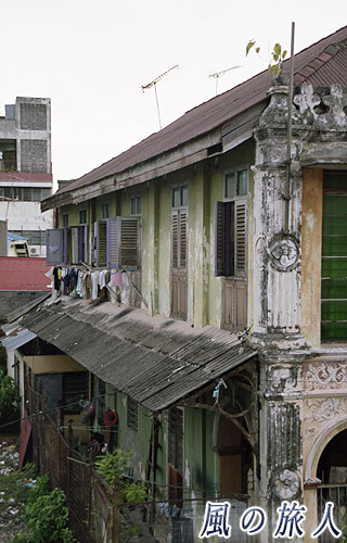 マレーシア　ペナン島　洋風の柱を持つ古い長屋の写真