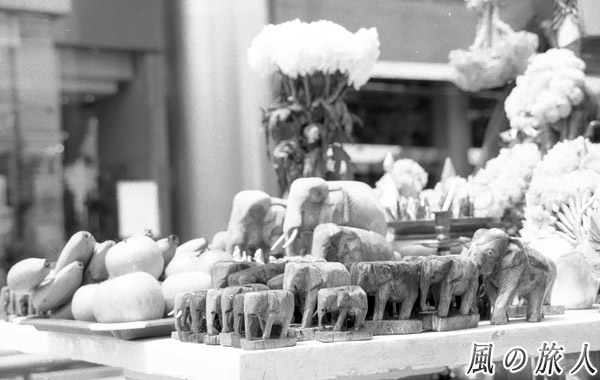 象の木彫りの写真