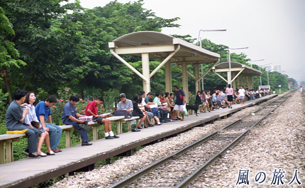 タイ、バンコク　駅のホームと人々の写真
