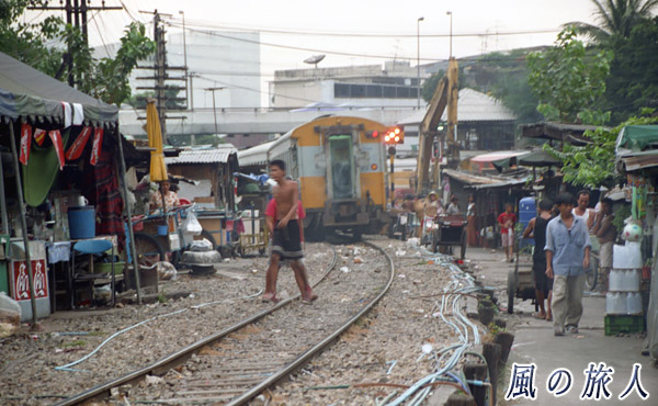 タイ、バンコク　線路沿いの集落の写真