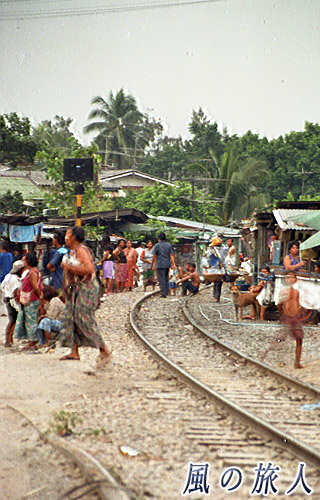 タイ、バンコク　線路沿いの集落の写真