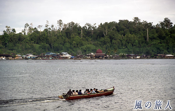 インドネシア　シベルト島　シベルト島に上陸の写真
