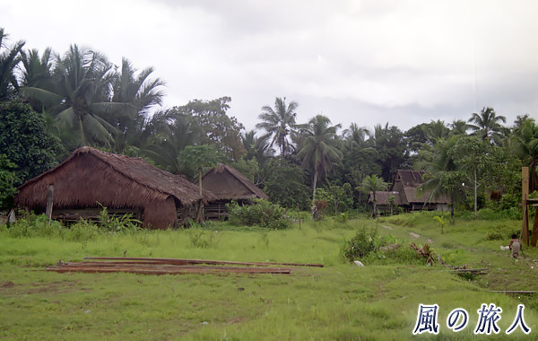 インドネシア　シベルト島　ジャングルの中にある集落の写真
