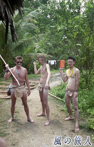 インドネシア　シベルト島　メンタワイ人の恰好をする観光客の写真