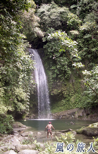 インドネシア　シベルト島　滝と原住民の写真