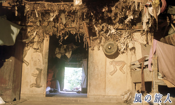 インドネシア　シベルト島　メンタワイ人　住居に動物の絵や骨が飾られている様子の写真