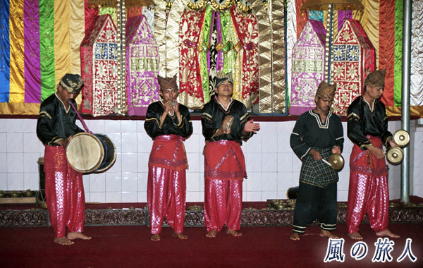 インドネシア　ブキティンギ　ミナンカバウの伝統芸能（頭巾も角のようになっている）の写真