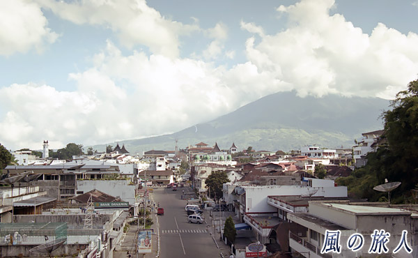インドネシア　ブキティンギの町並みの写真