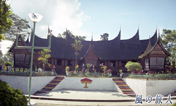 インドネシア　ブキティンギ　キナンタン動物園、文化公園　ルマ・ガダンの写真