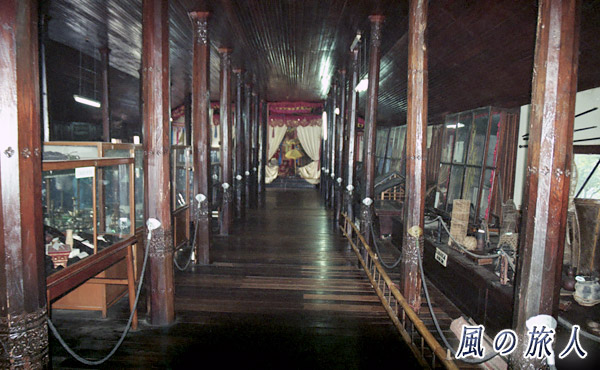 インドネシア　ブキティンギ　キナンタン動物園、文化公園　ルマガダンの展示の写真