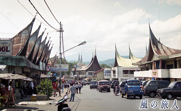 インドネシア　ブキティンギ　ミナンカバウ様式の屋根が並ぶ様子の写真