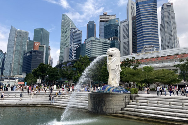 シンガポール　現在のマーライオンの写真（＊写真：PONmalaysiaさん）