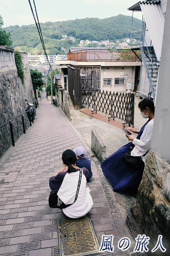 尾道　レンガ坂を登ってくるにゃんこの写真