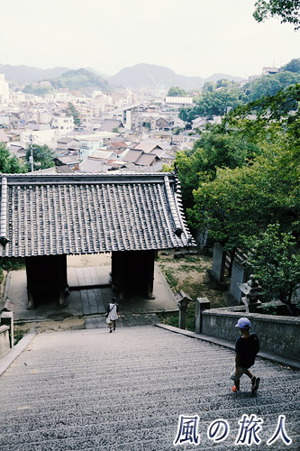 尾道　御袖天満宮の階段を下る子供たちの写真