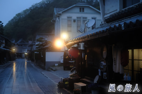 竹原　たけはら町並み保存地区　雨の夜　ブラックミスト装着　夕闇が迫る竹原の町並みの写真