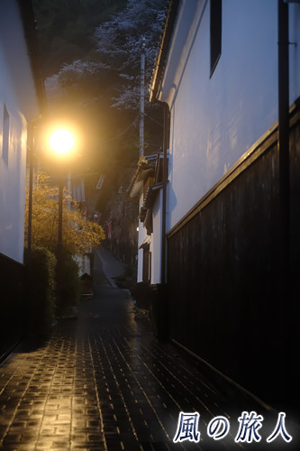 竹原　たけはら町並み保存地区　雨の夜　ブラックミスト装着　夕闇が迫る竹原の町並みの写真