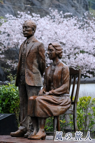 竹原　雨に濡れる竹鶴政孝・リタ像の写真