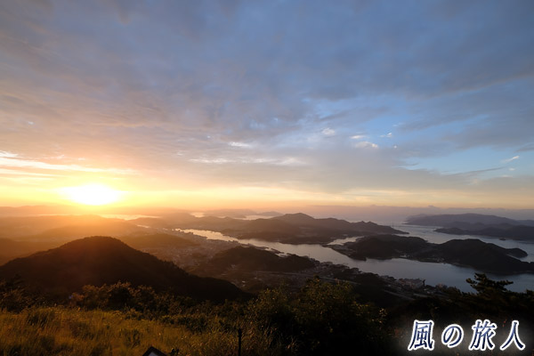 尾道　鳴滝山展望台から眺める朝日の写真
