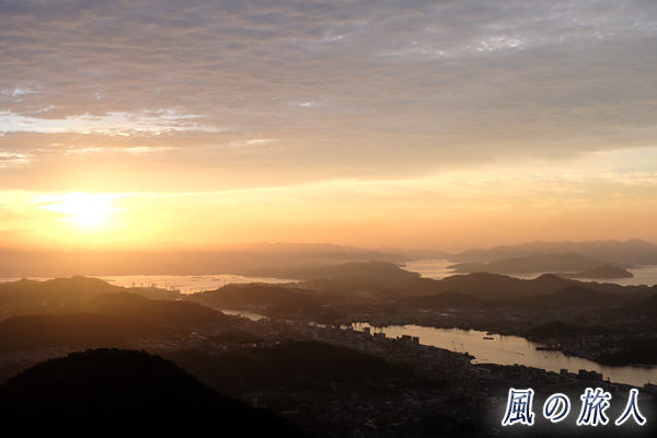 尾道　鳴滝山展望台から眺める朝日　尾道水道と朝日の写真
