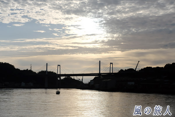 雲がかかる尾道水道の写真