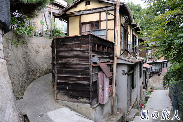 尾道　空き家と路地の写真