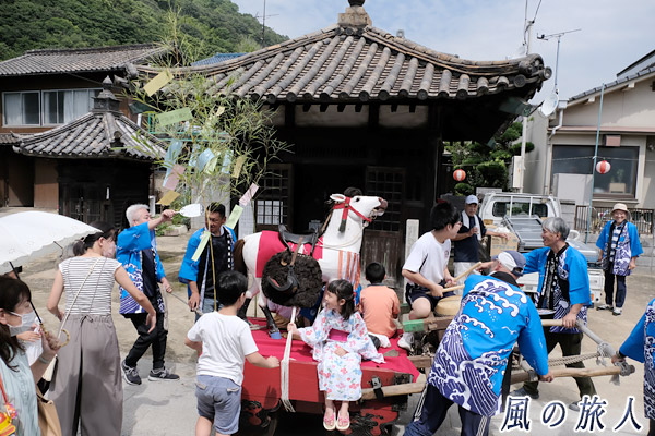 鞆の浦　八朔の馬出し　大型の馬の写真
