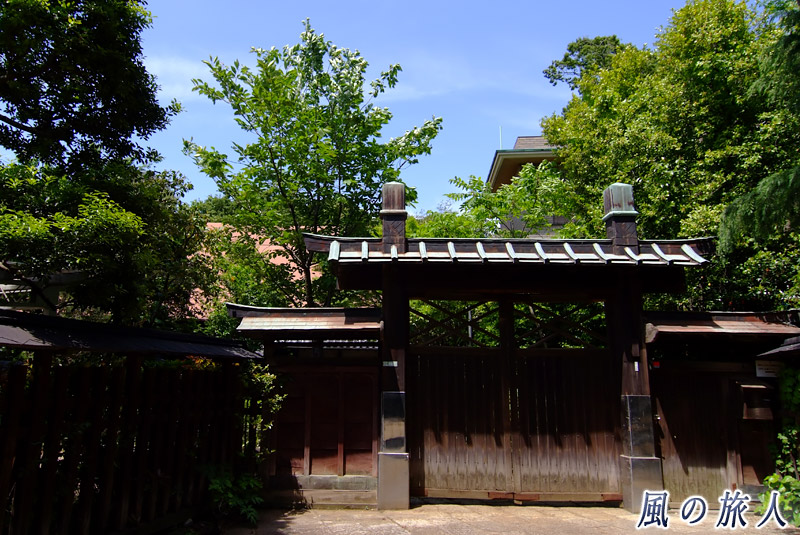 秋山邸の冠木門の写真