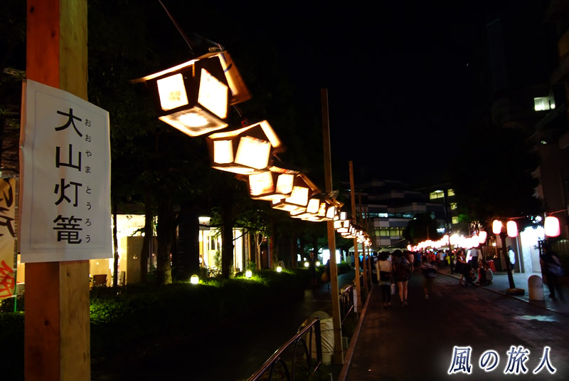 用賀プロムナード　用賀サマーステージの盆踊り　プロムナードに飾られた大山灯篭の写真