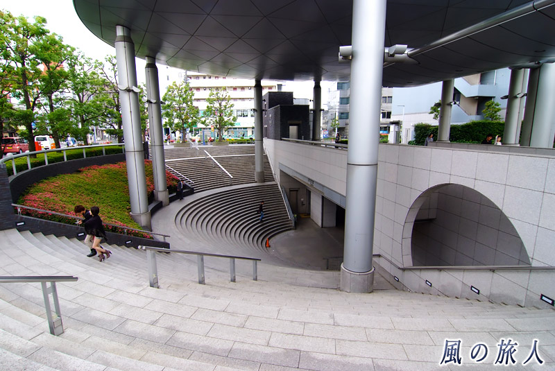 用賀駅の円形階段の写真