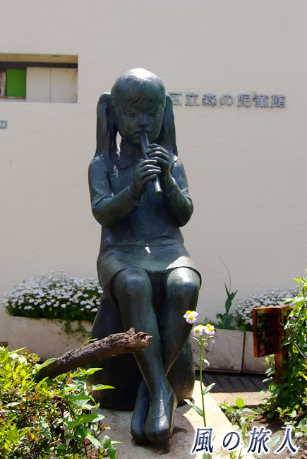 森の児童館　笛を吹く少女の像の写真