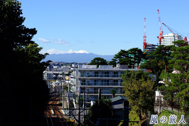 上野毛富士見橋　再開発と富士山の写真
