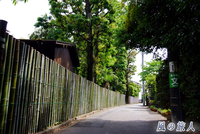 喜多見　竹の垣根の続く道の写真
