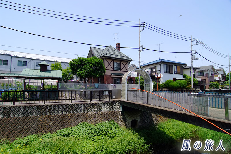 祖師谷中橋　橋のある風景の写真