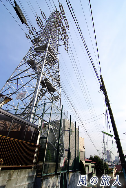 駒沢線61号鉄塔　鉄塔とキャロットタワーの写真