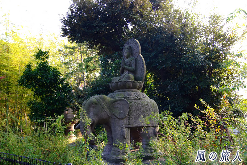 三宿の森緑地　インドっぽい石像の写真