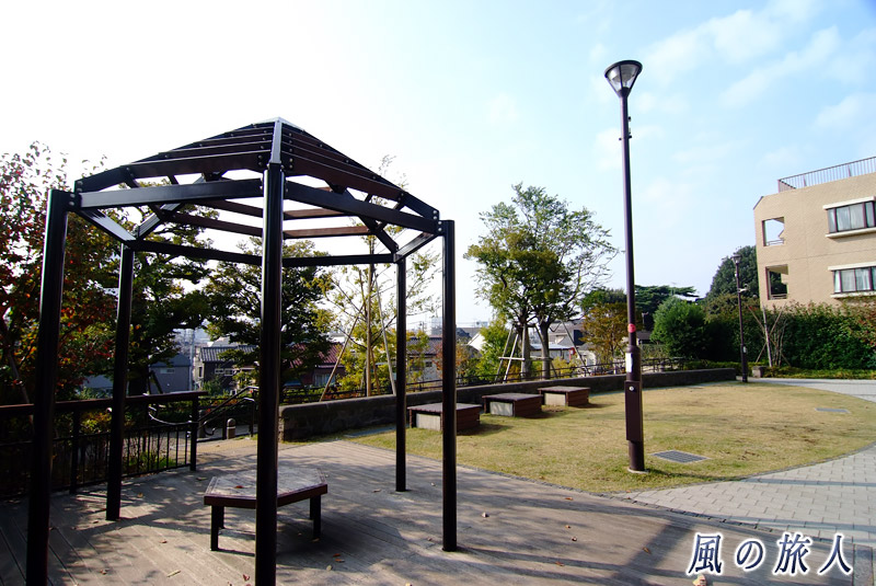 円泉ヶ丘公園　パーゴラとかまどベンチの写真