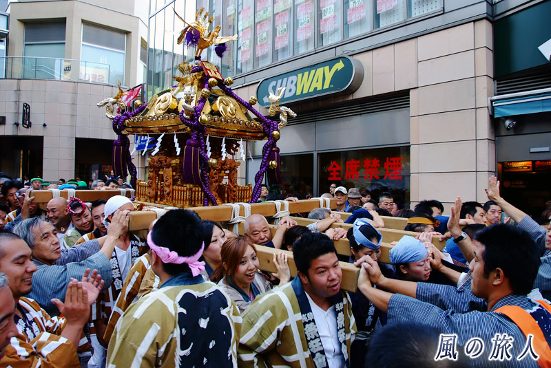 太子堂八幡神社祭礼　西山町会の神輿の写真