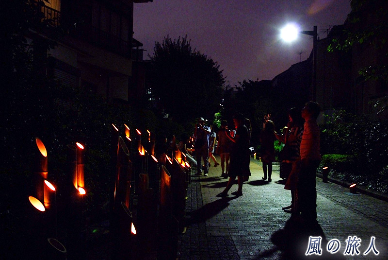 烏山川緑道　三茶ラテンフェスティバル　竹灯篭の明かりを楽しむ人々の写真