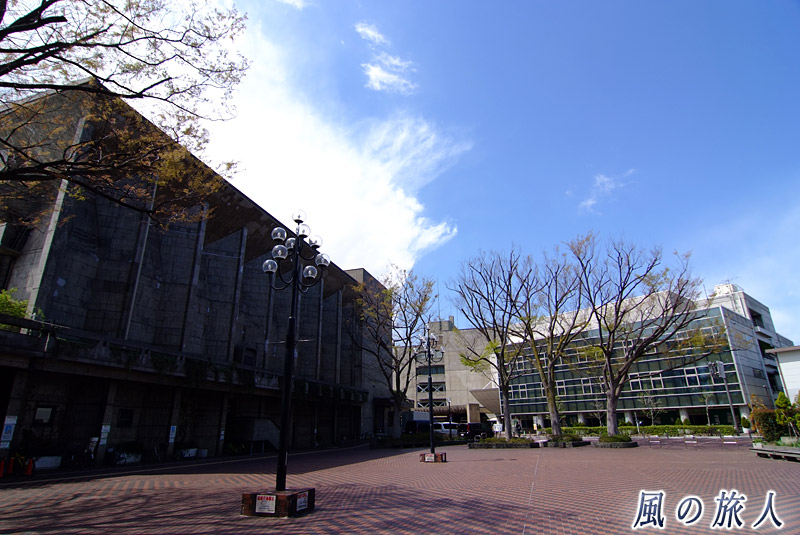 世田谷区役所　区民会館と第一庁舎前の広場の写真
