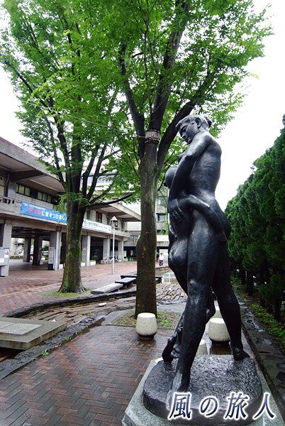 世田谷区役所　母子の像とケヤキの写真