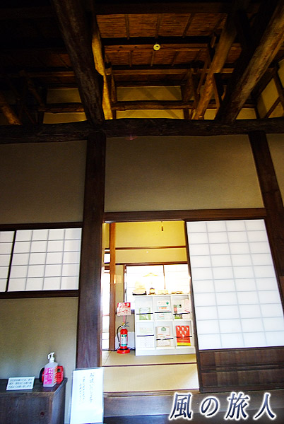 旧小坂家住宅　玄関と天井の梁の写真