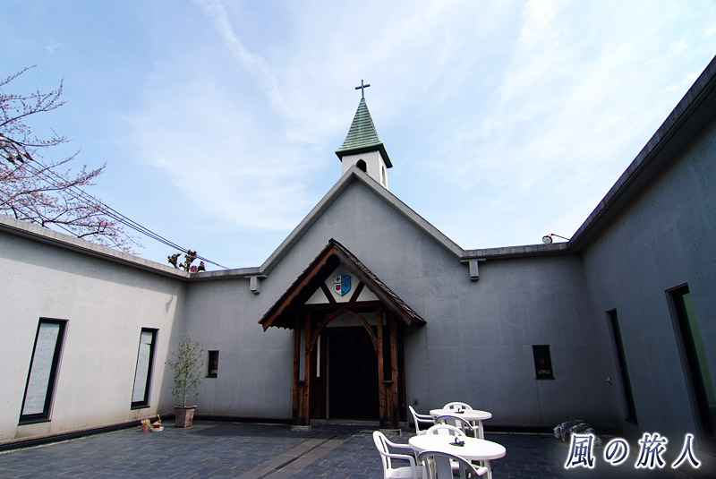 賀川豊彦記念　松沢資料館　資料館2階の中庭にある旧松沢教会の写真