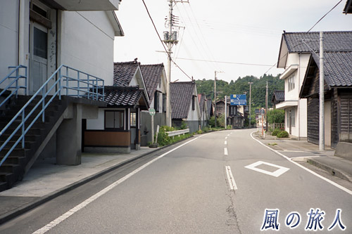 大きな建物が並ぶ様子　佐渡島一周ツーリングの写真