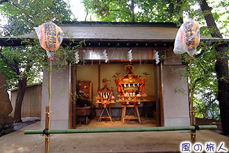駒繋神社の神輿舎の写真