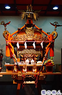 駒繋神社の宮神輿の写真